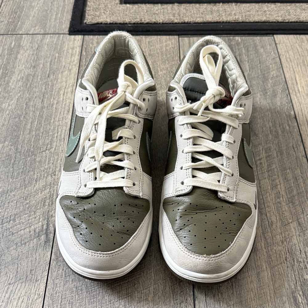 Nike Dunk Low SE - Low Top Sneakers in Olive Green and Off-White